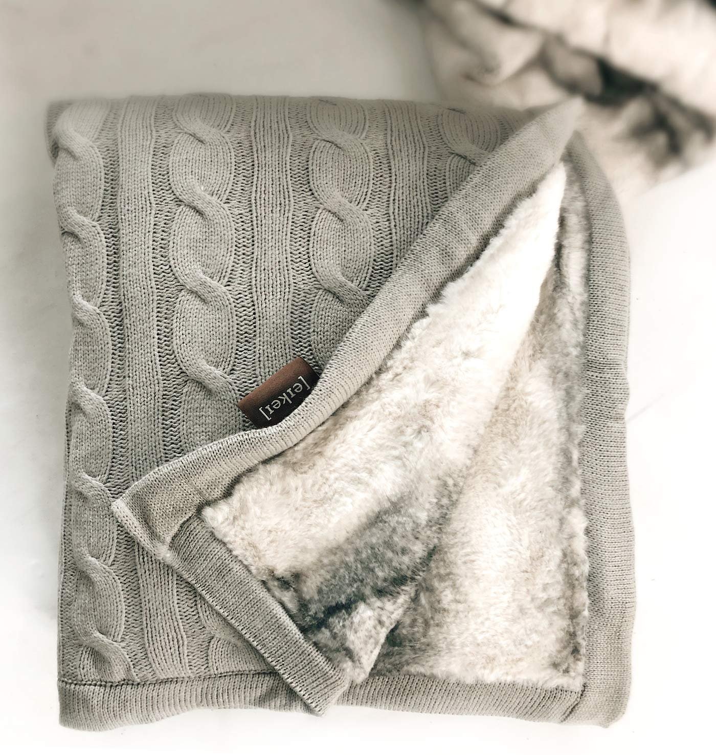 Winter Throw Blankets for a Cute & Warm Look