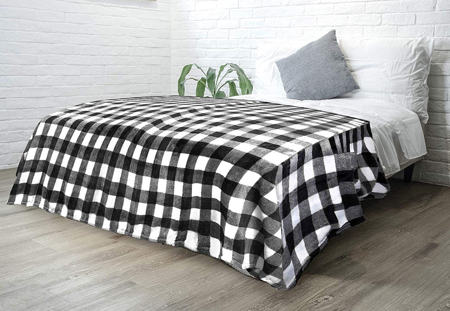 Winter Throw Blankets for a Cute & Warm Look