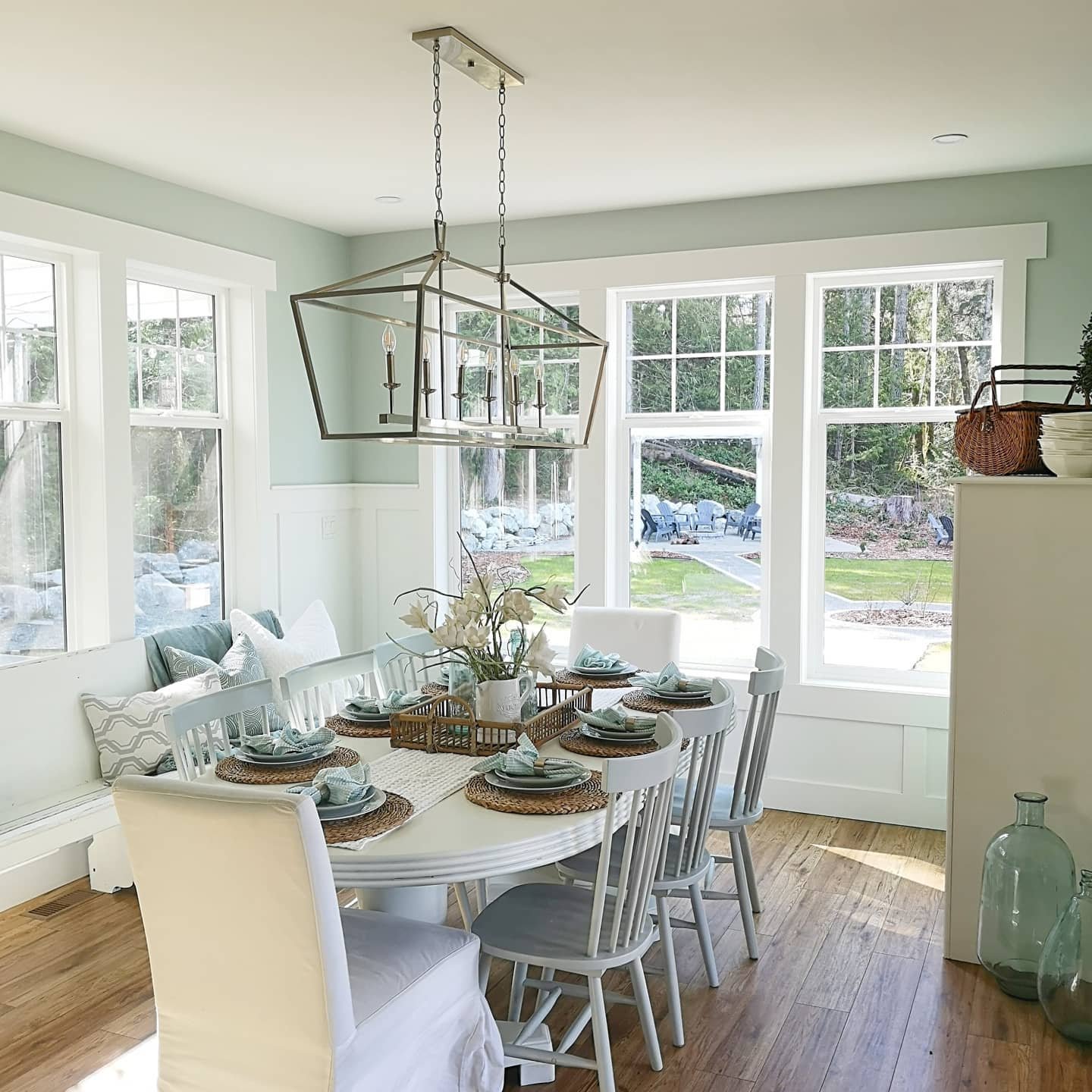 Minimalism and Coastal Farmhouse Decor: How to Avoid a Cluttered Look