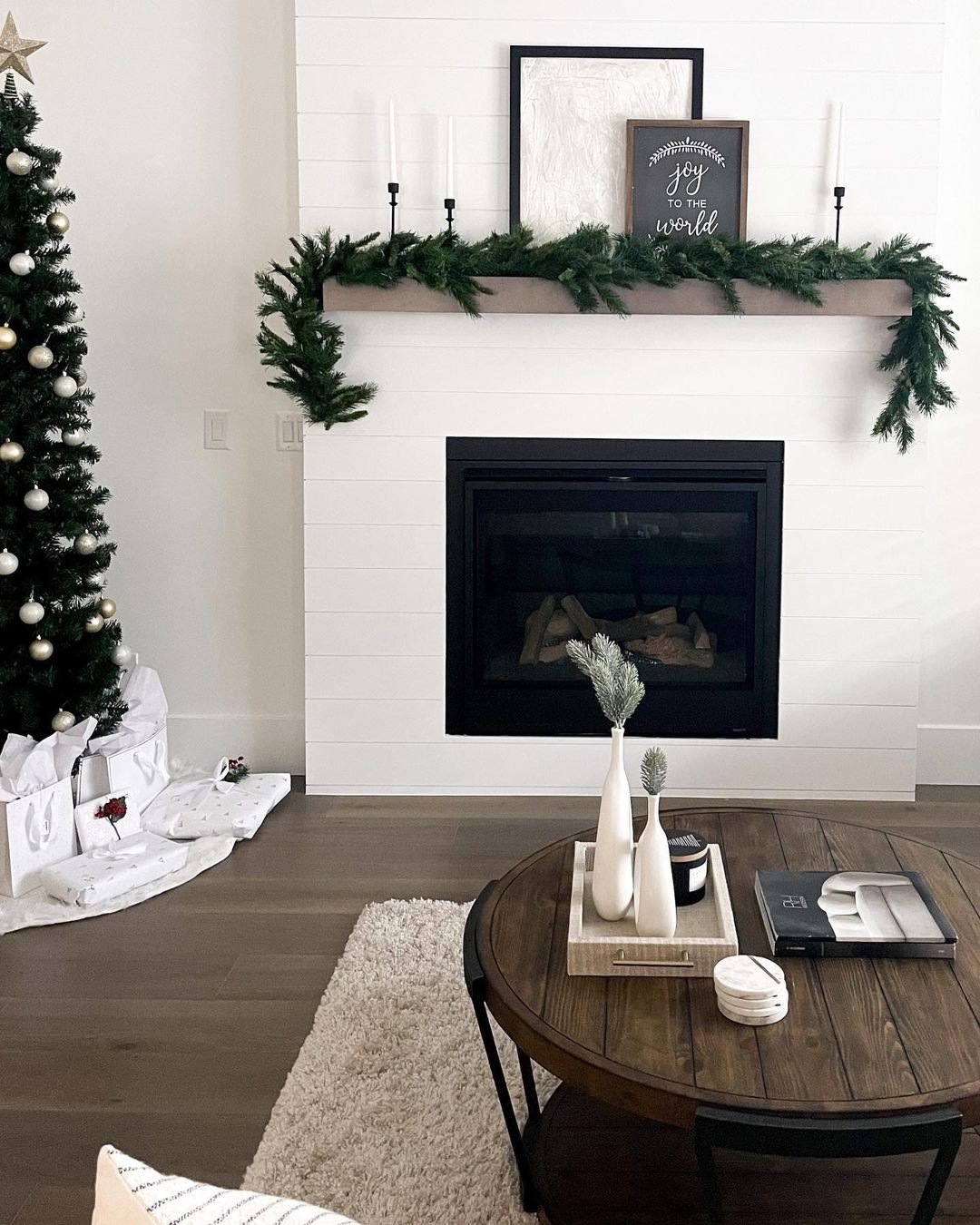 Embracing Minimalism: How to Create a Chic Winter Decor Scheme