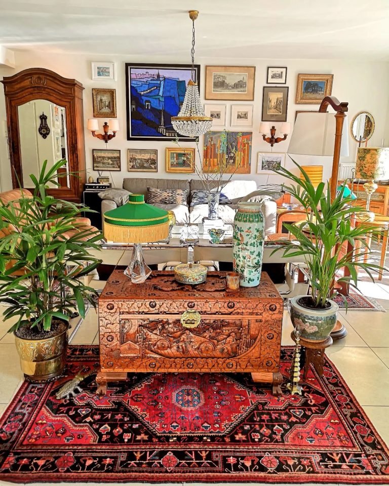 a colorful and eclectic decor make this interior living room feel very relaxed and lived-in.
